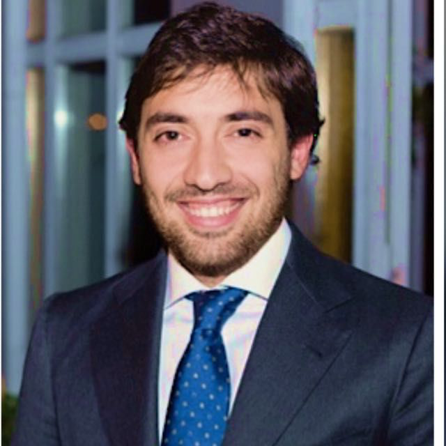 un uomo in giacca e cravatta