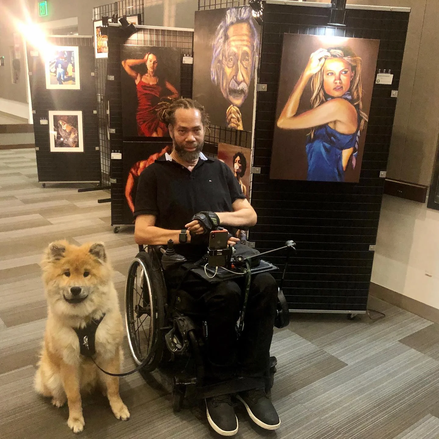 Richard en una galería de arte con su perro.