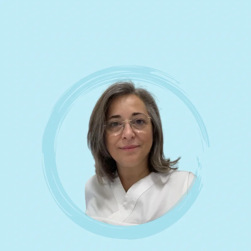 青い背景に笑顔の人