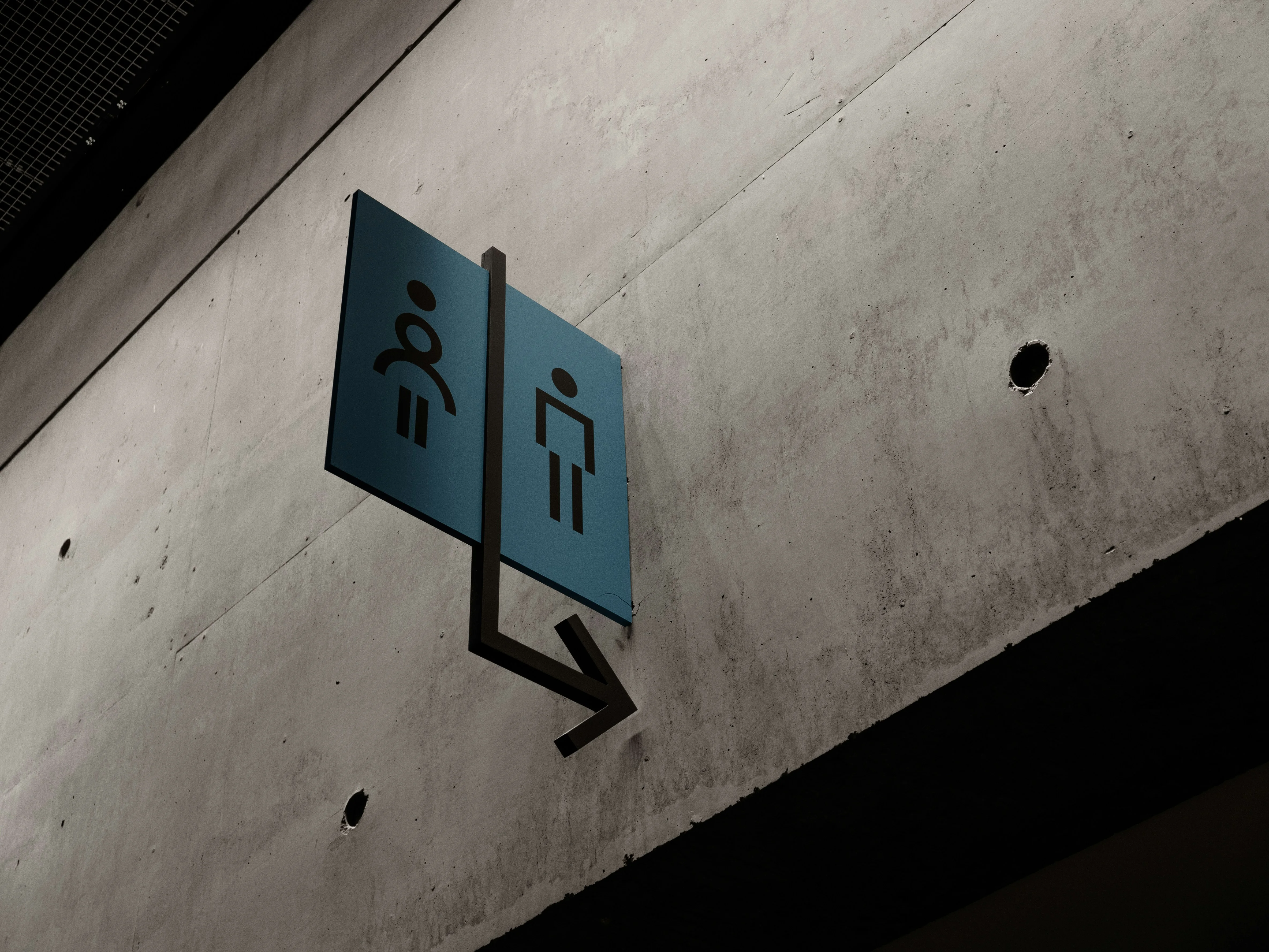 un cartello su un muro
