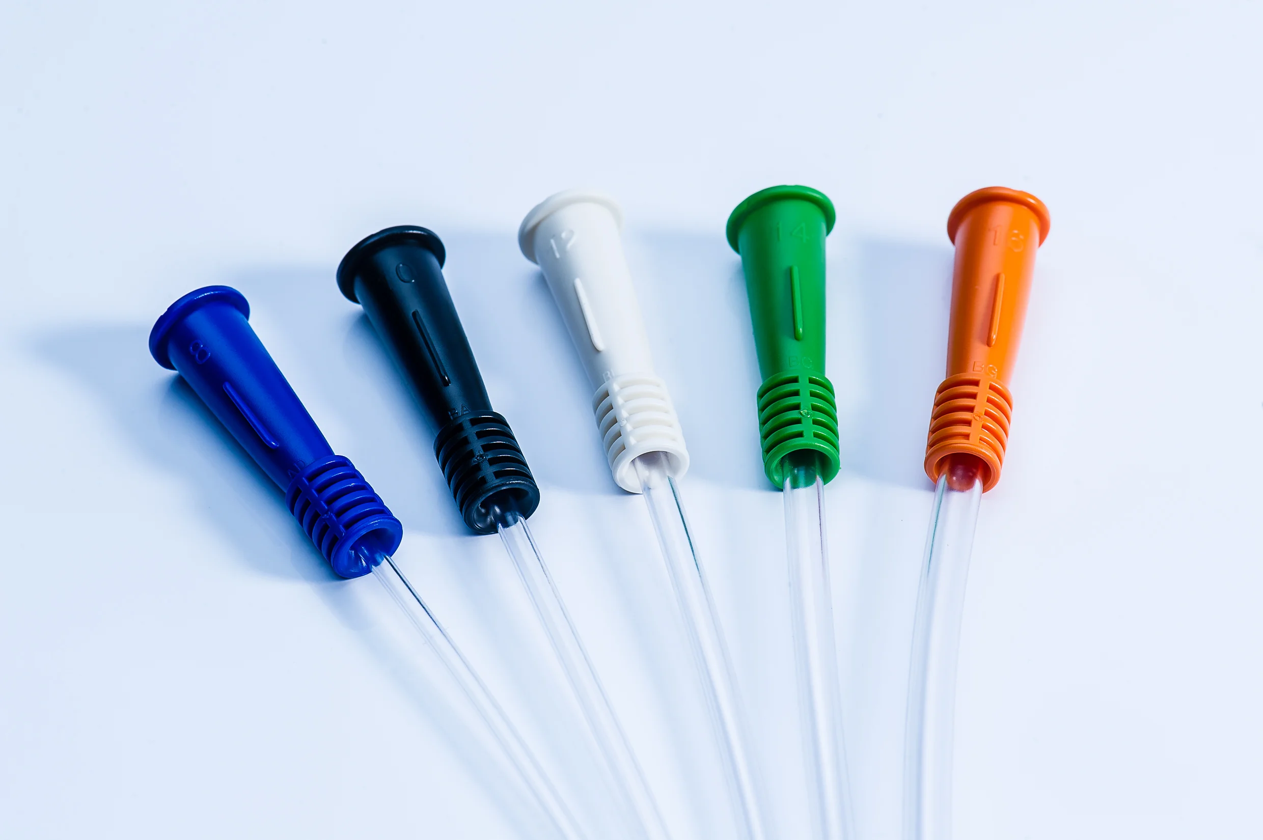 un grupo de cepillos de dientes de diferentes colores