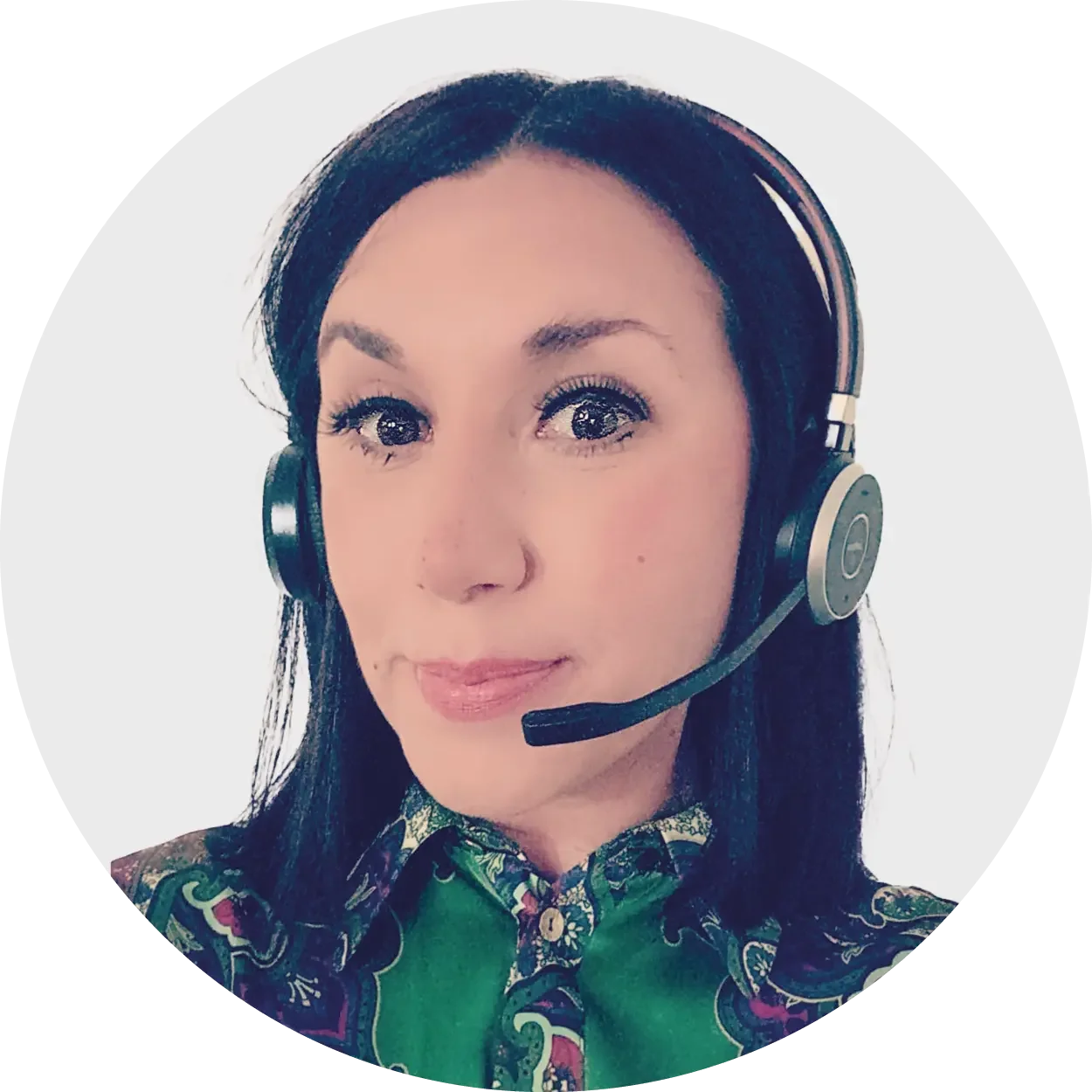 En person som bär hörlurar