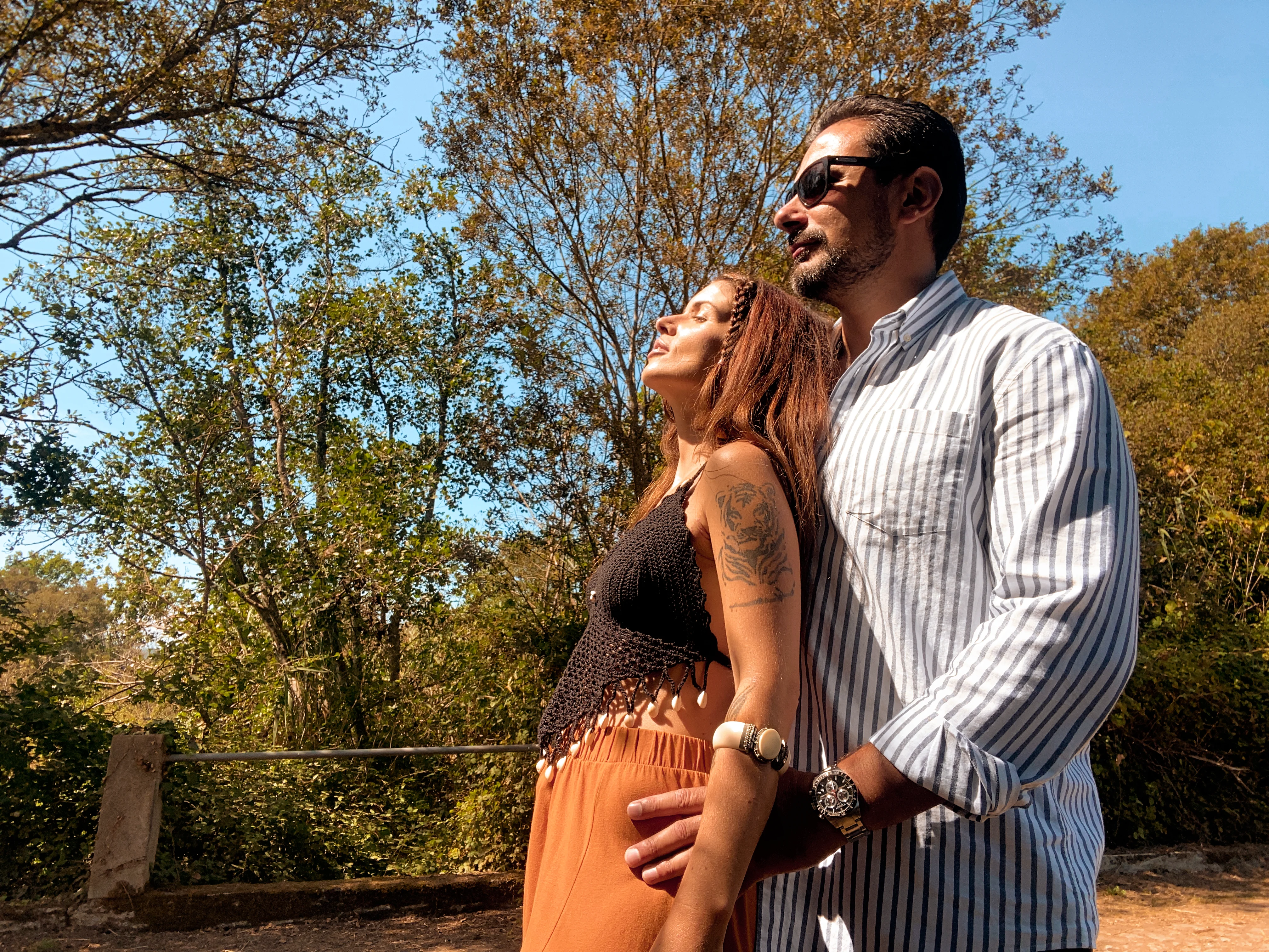 un uomo e una donna che si baciano