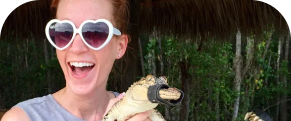 yılan tutan bir kadın