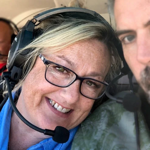 um homem usando óculos