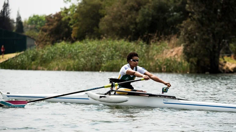 Un hombre remando en un bote