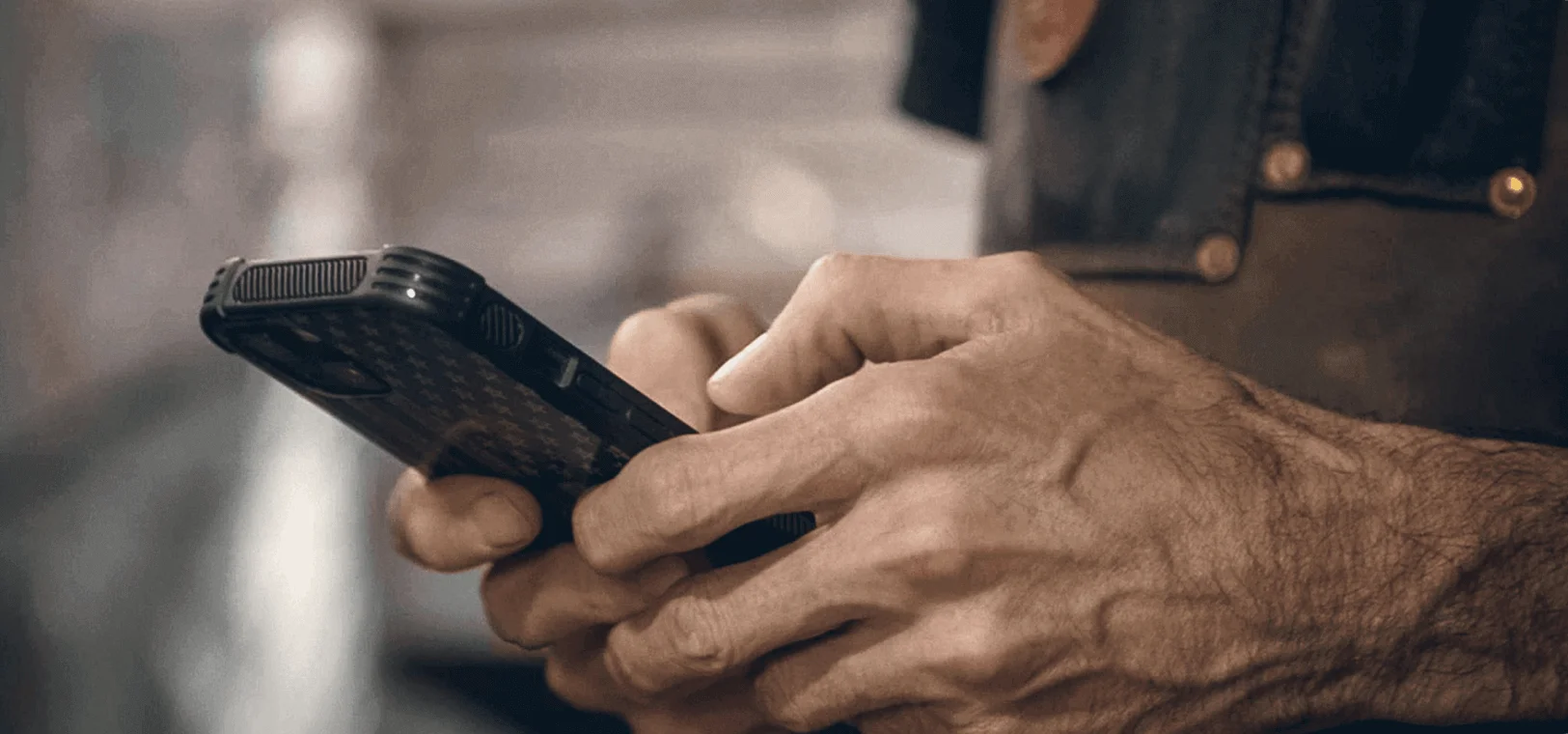 una persona sosteniendo un teléfono celular