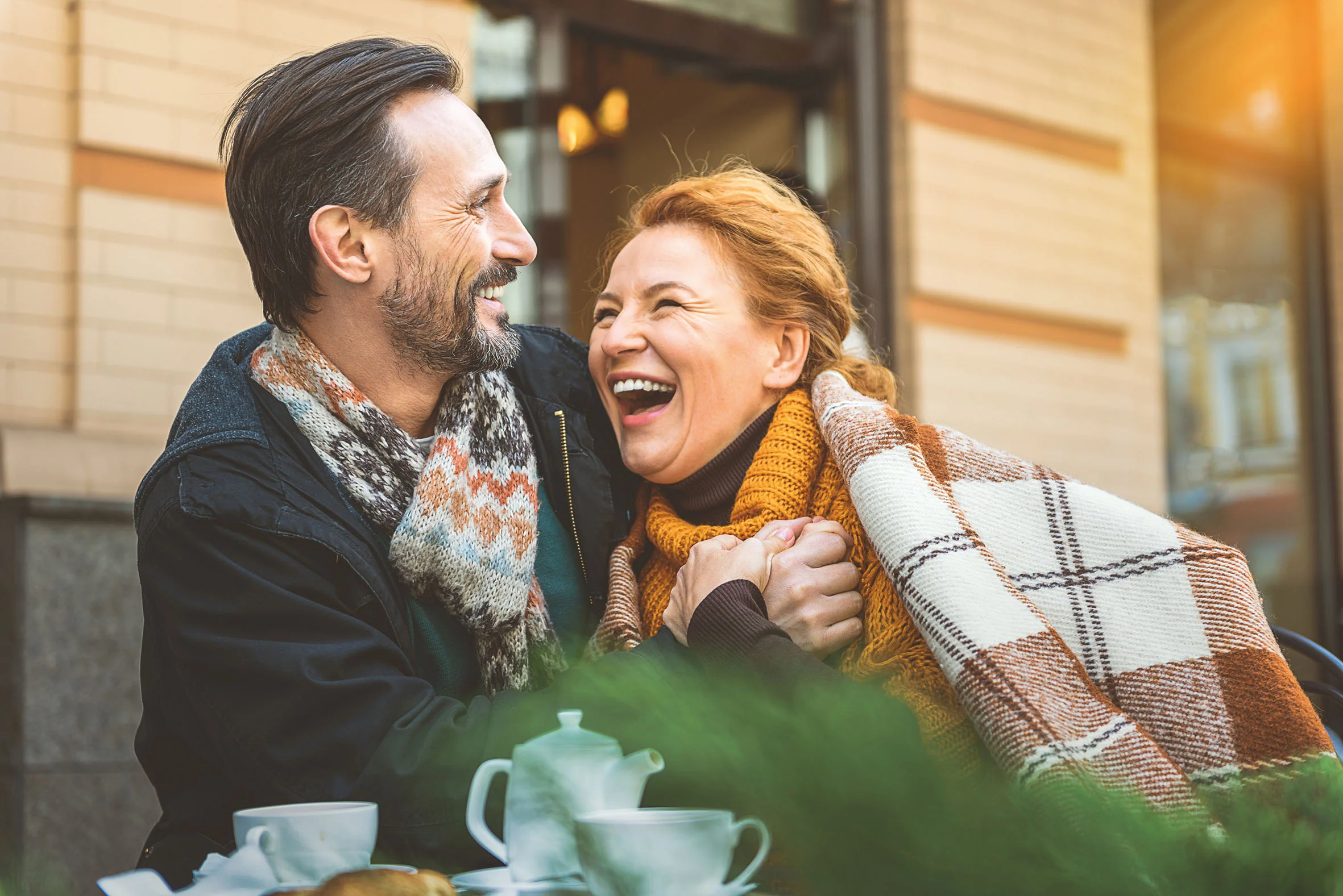 Ein Mann und eine Frau lachen