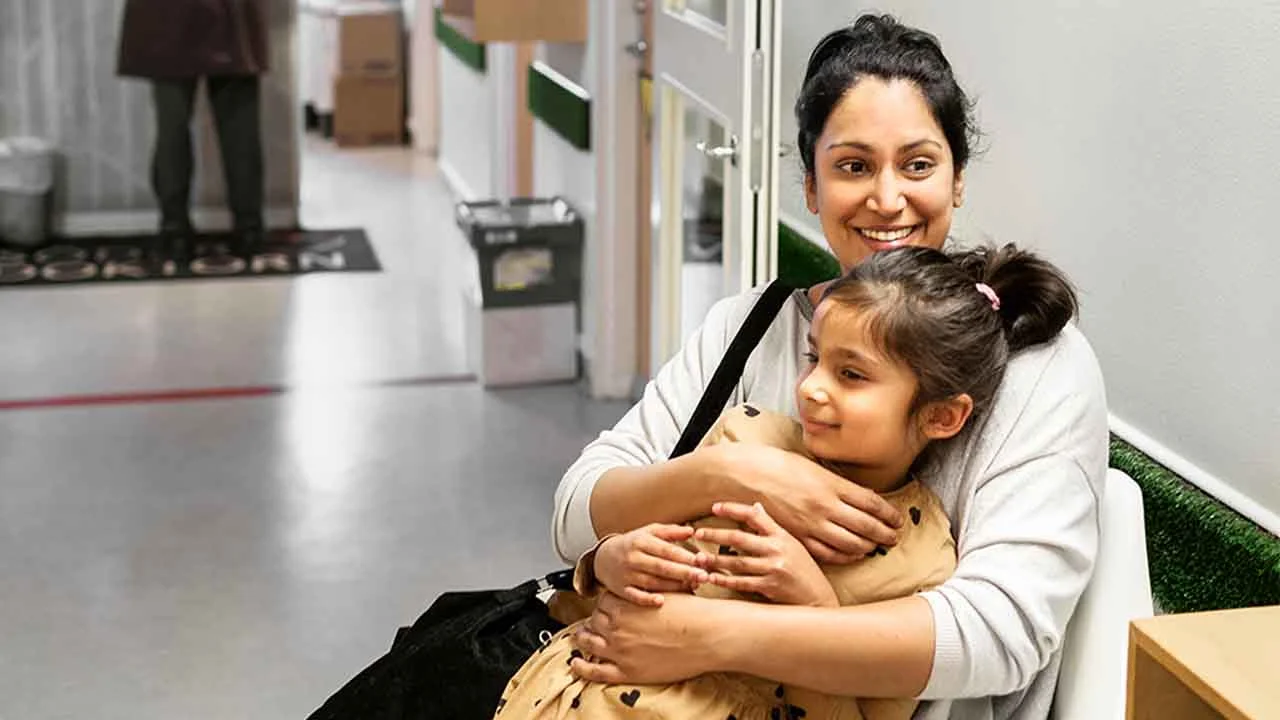 Een vrouw houdt een kind in haar armen