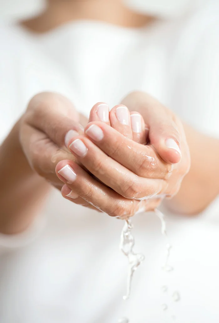 un primo piano di mani che tengono una corda